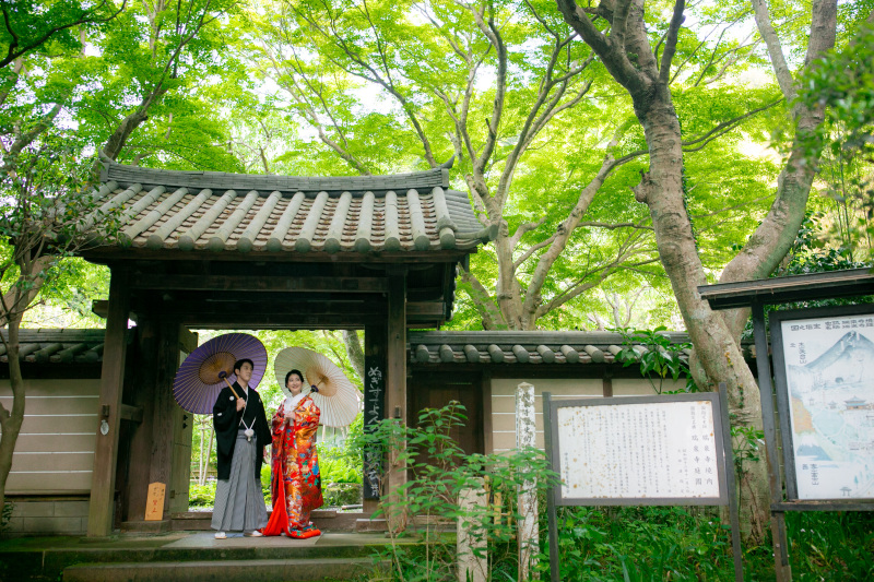 小鳥の囀りに耳を傾けたくなる、静かな山門付近。