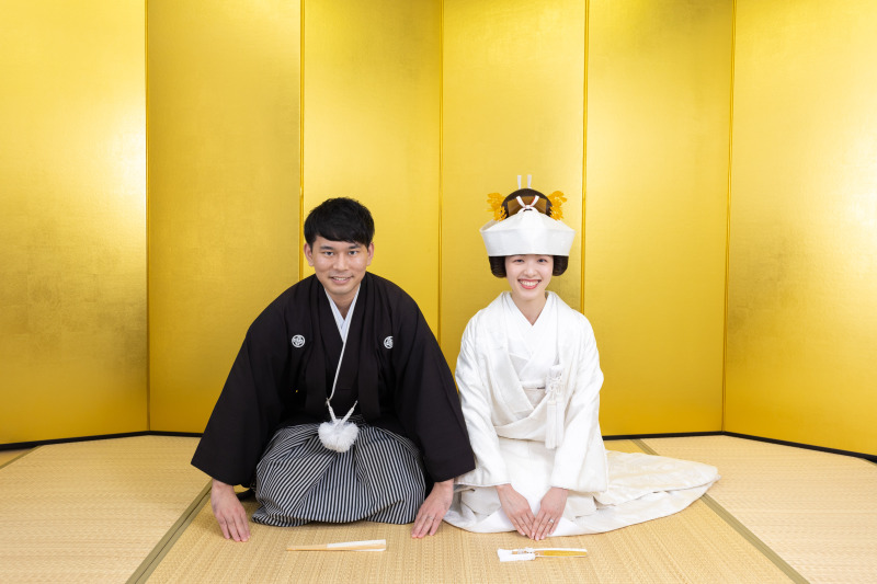 寺院へのご出発前に、金屏風前にてご挨拶ポーズ。