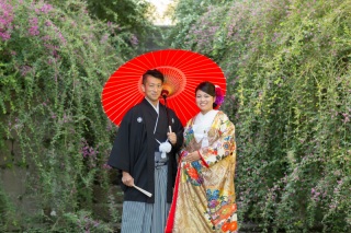 四季折々の花と風情が楽しめる歴史ある寺院にて。