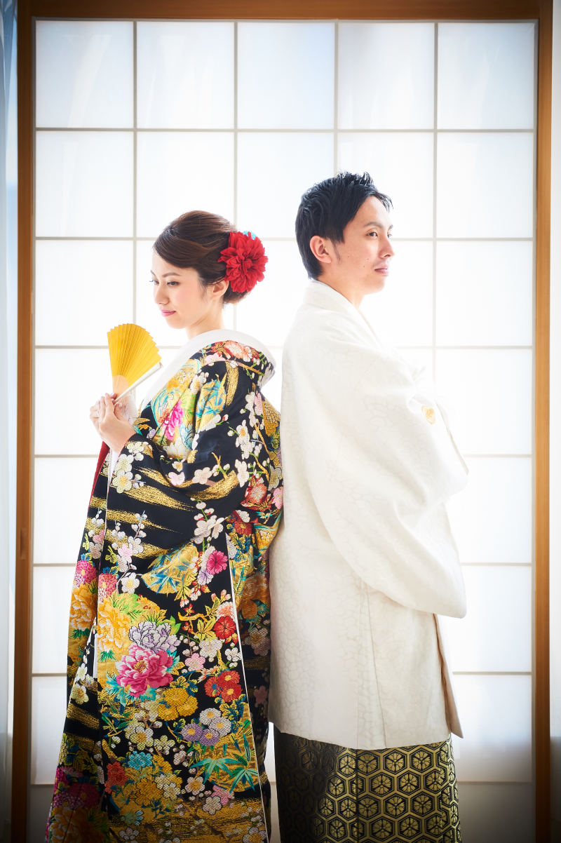 スタジオの障子の前で。