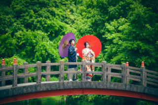 和装で日本庭園