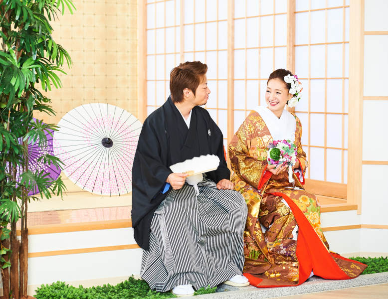 スタジオ内の縁側で幸せな会話を楽しむ☆