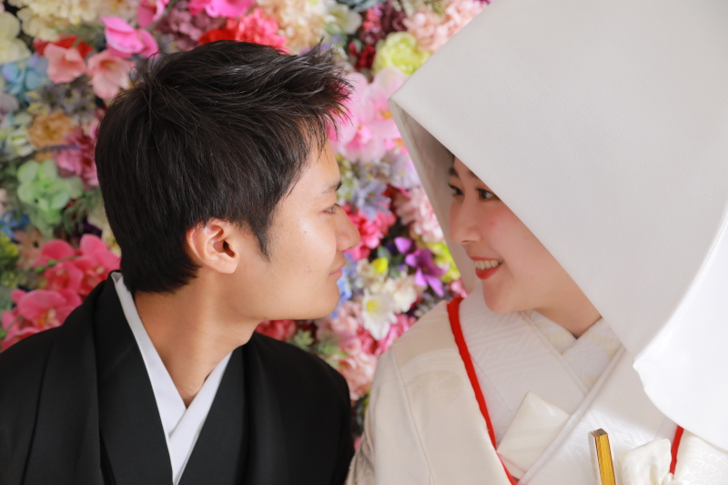 モノトーンの衣装だからこそ