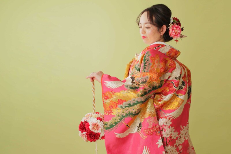 丸いブーケを持ったご新婦様のソロショット!