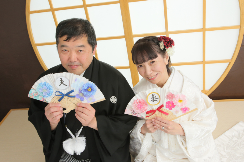 和装最後は夫婦扇子で