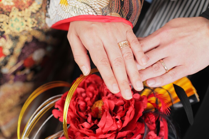 2人の記念の小物と一緒に