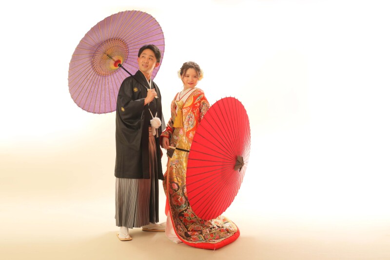 広いスタジオを活かした空間のあるショットも。