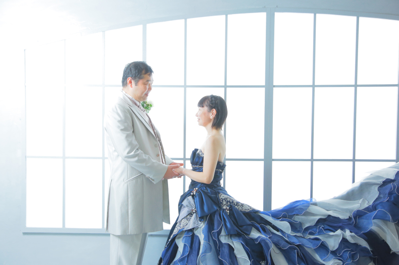 お色直しでカラードレスとタキシード