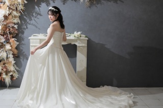 ウェディングフォトブース DRESS : ルタ COLOR : ブラック・ホワイト 装飾をすべて削ぎ落し