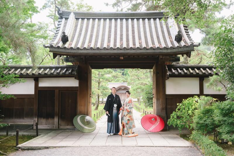 三渓園の門でのポージング