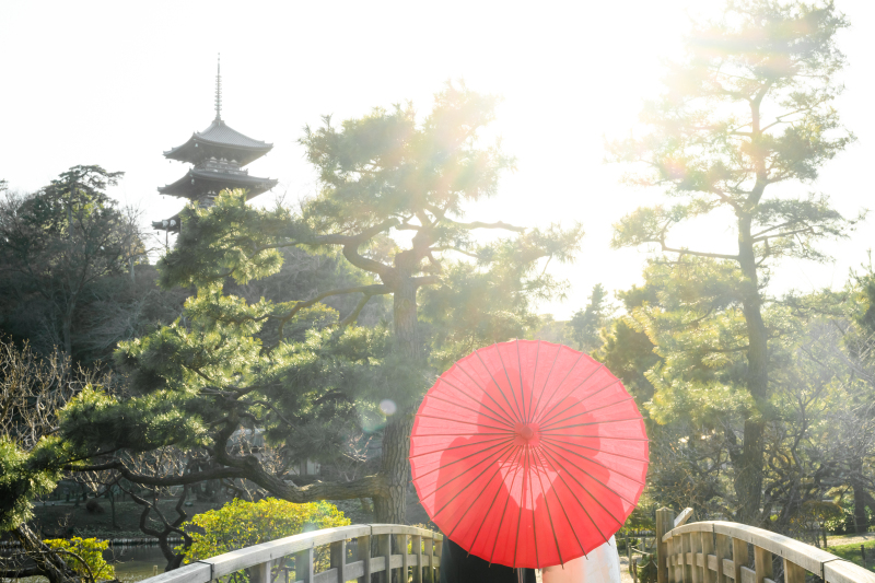 和傘の使い方もおしゃれに