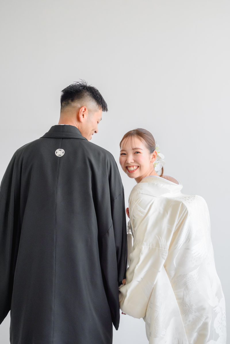 ご新郎様に寄りかかって