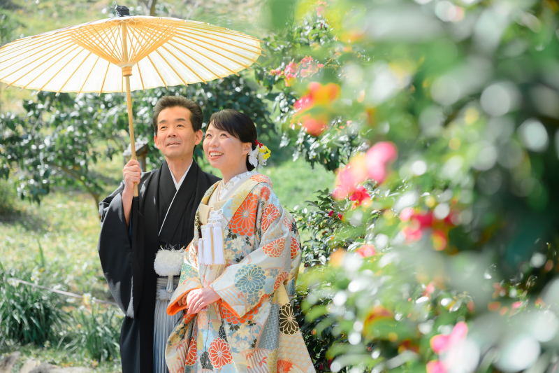 春の光が降り注ぐ庭園で