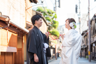 手を取り合って