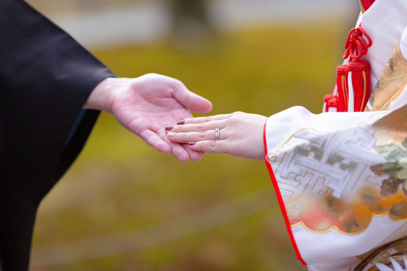 差し出された白い指をうけとめて