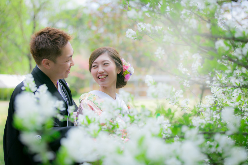 振り返る新婦様が眩しいですね！