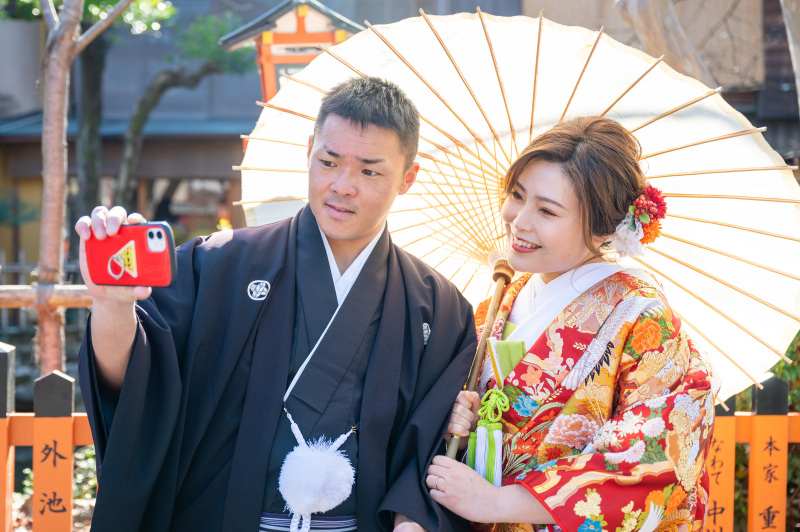 携帯で仲良く自撮り、もっと笑って！