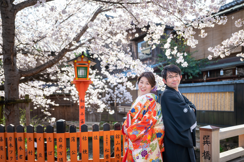 赤い灯篭をバックに