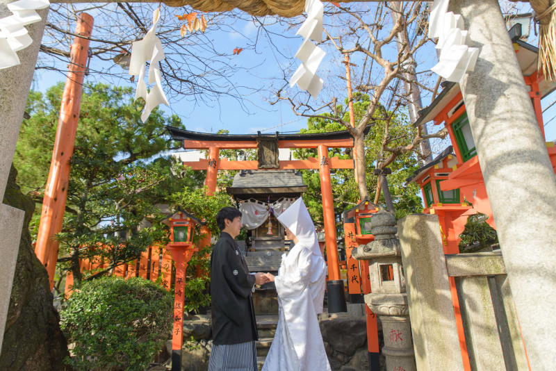 向かい合って。