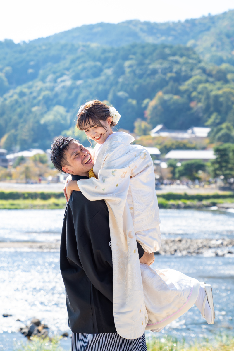 お姫様抱っこに変えてぐっと持ち上げてくれる新郎様