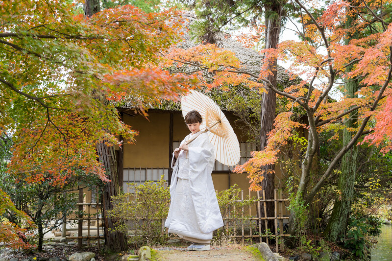 かやぶきの東屋前で