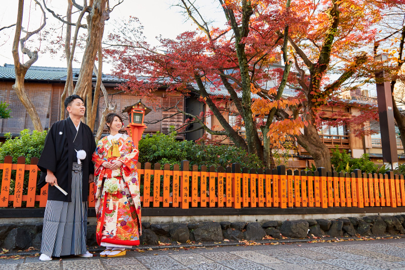 朱赤の柵の前で。