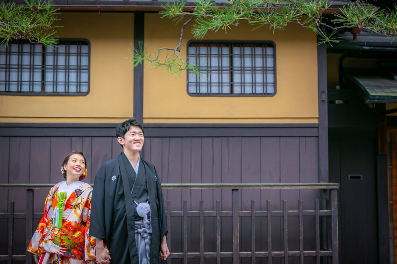 松の木の下で。