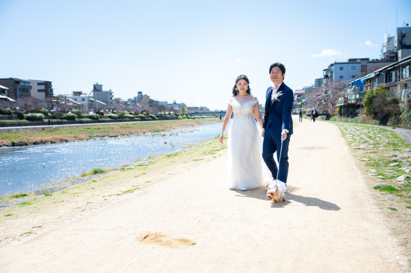 可愛いワンちゃんも一緒にお散歩引っ張られて大変