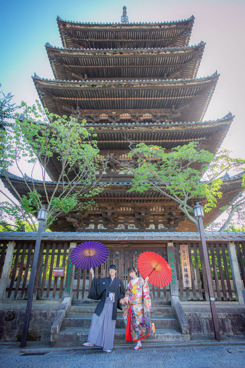 八坂の塔の下で