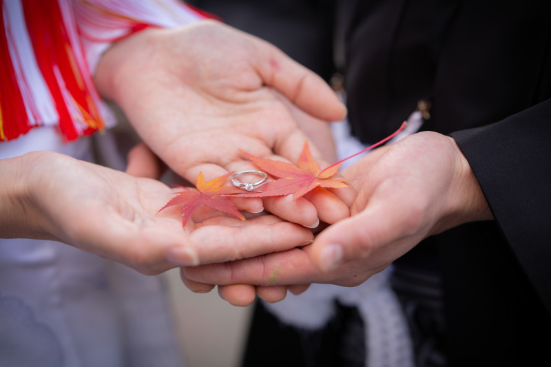 指輪と紅葉。