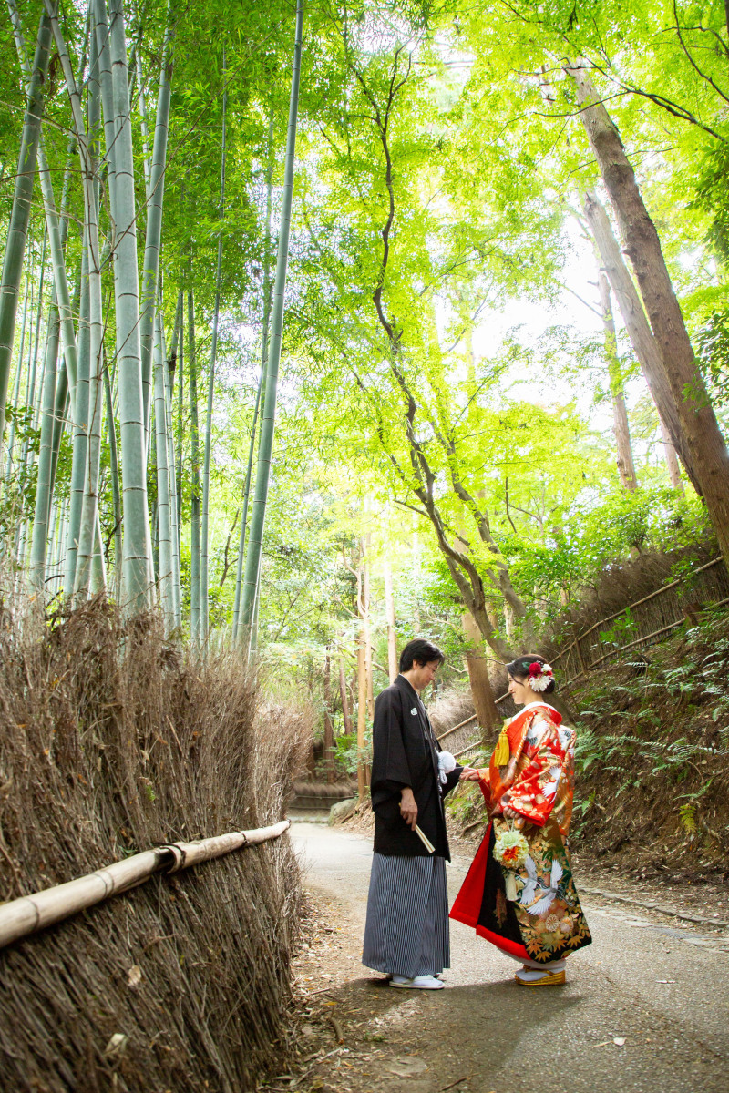 手を取り合って