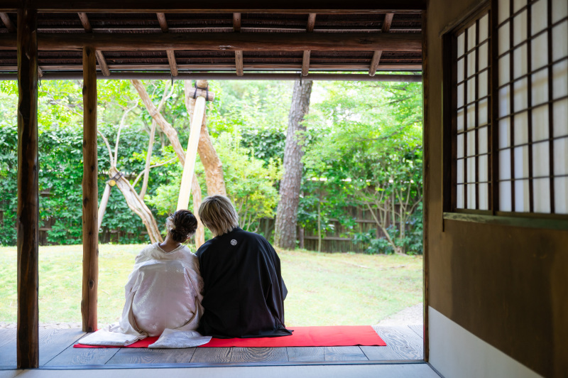 肩を寄せ合って