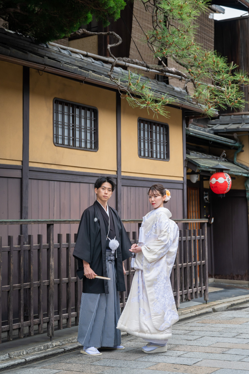 京都の町屋をバックに