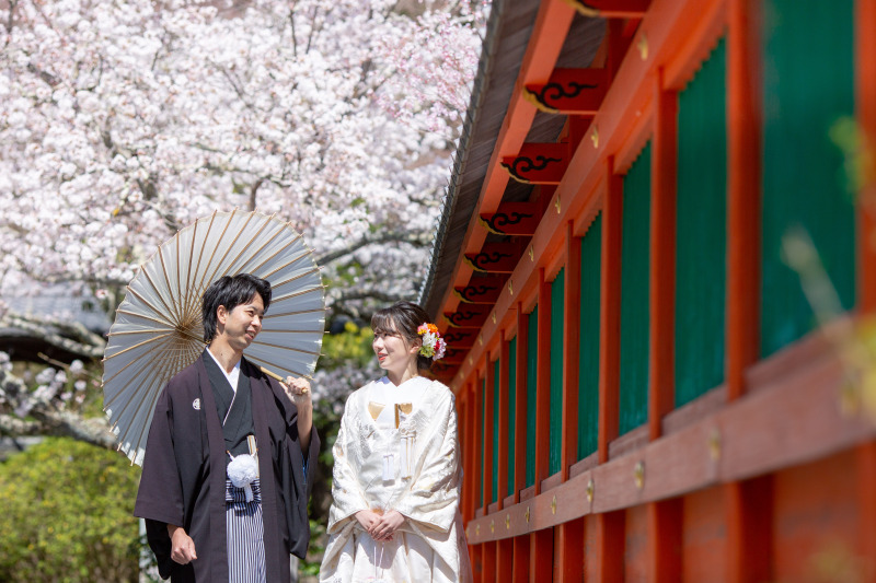 新郎様は白傘をもって優しく見つめあうお二人