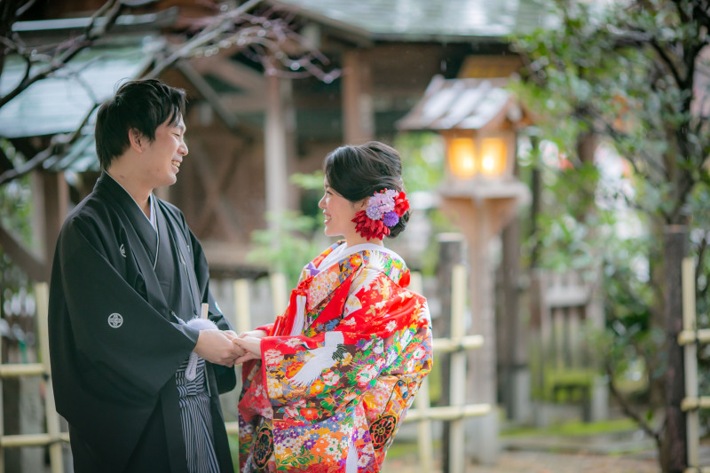 手を取り合って