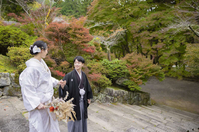 手を取り合って