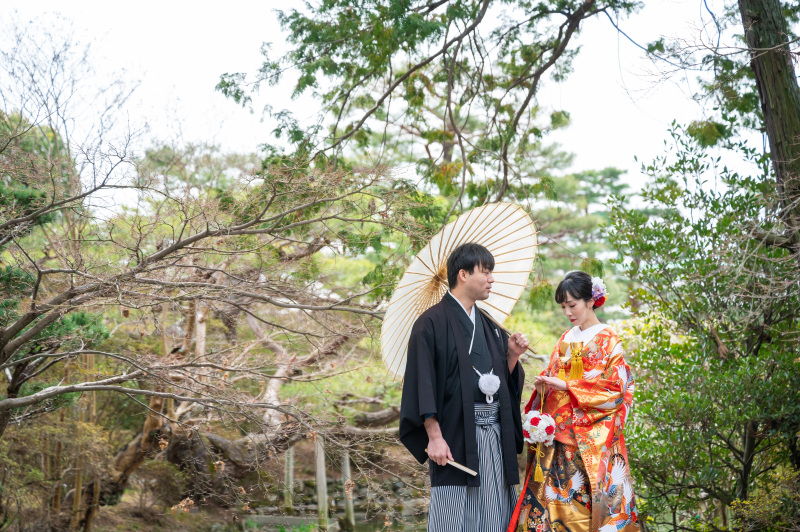 お庭の木々に囲まれて