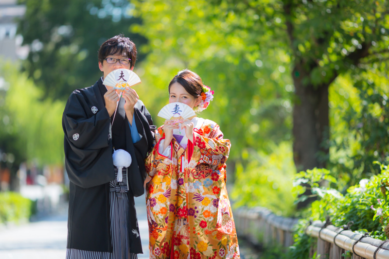 扇子に隠れて。