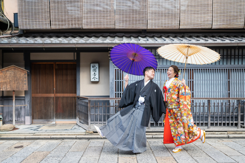 新郎様が大きく反り返り。お二人ともノリノリです。