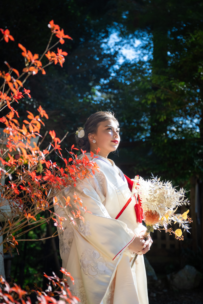 白無垢に映える紅葉