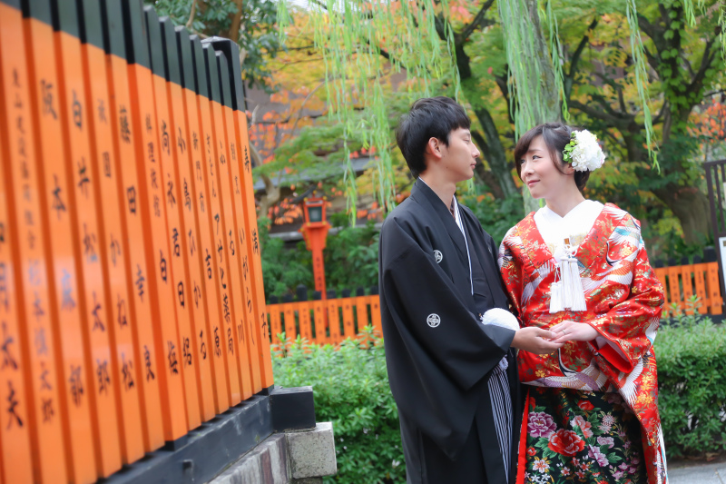 両手をつないで見つめあい