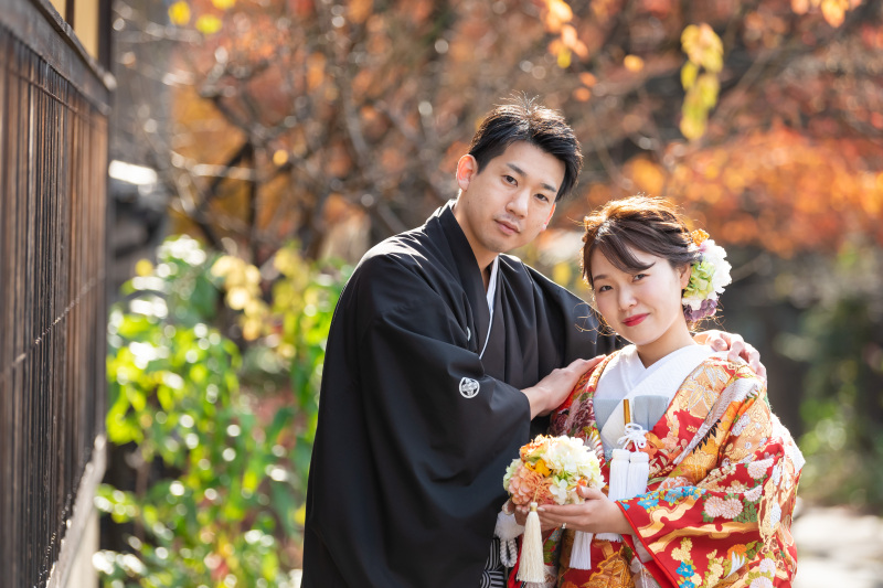 肩を寄せ合って