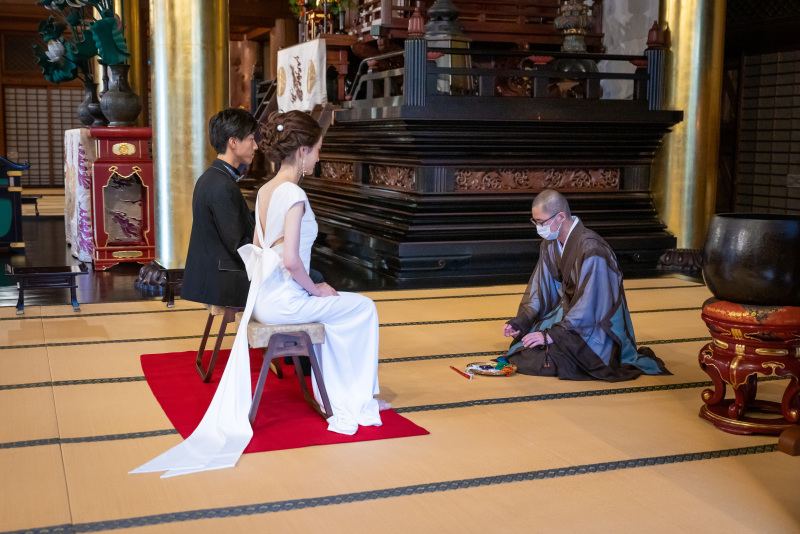 ドレスで受ける祈祷