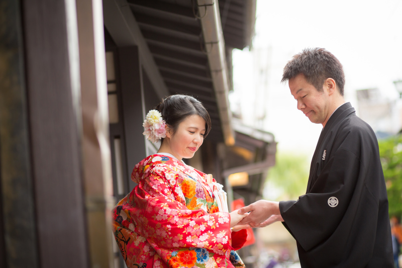 手つなぎで向かい合う