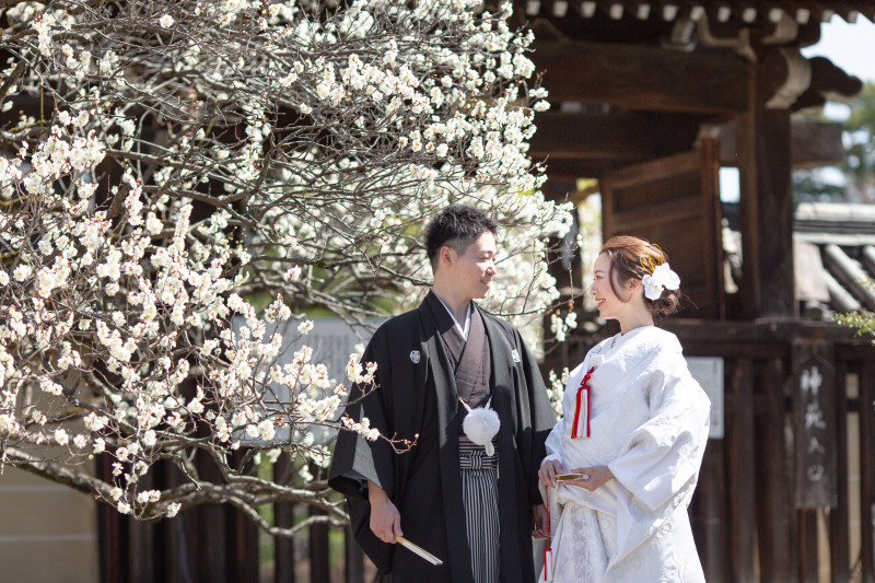 白梅が新婦様の白無垢を引き立てます。