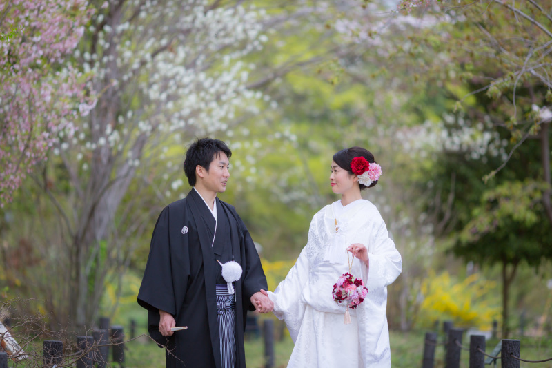 手を取り合って