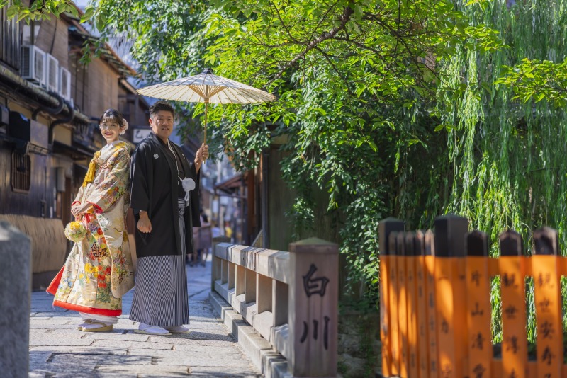 巽橋の上で、番傘をさして