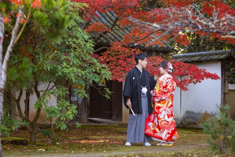 随心院での紅葉を背景に、雅な和装前撮り