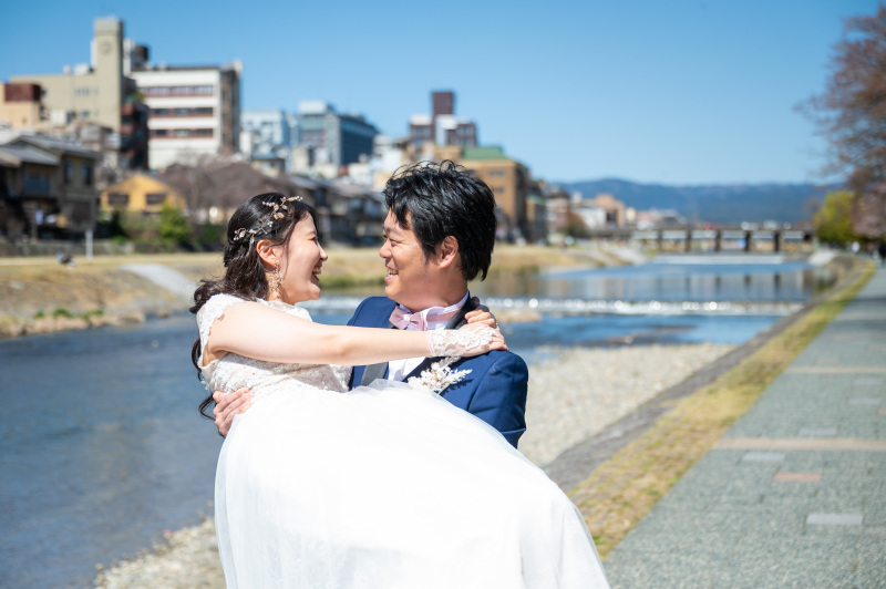 ひょいと新婦様を軽々抱き上げる新郎様