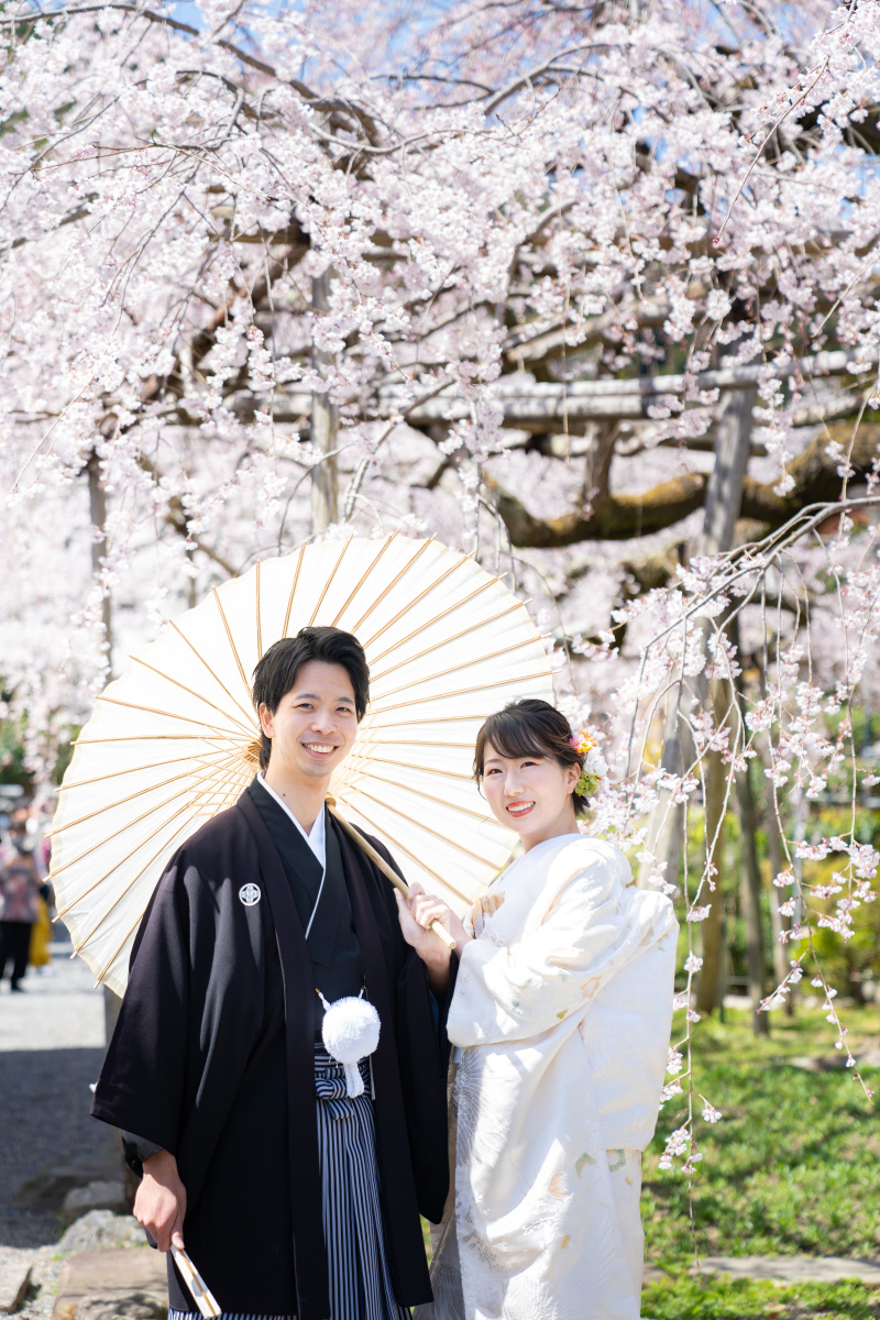 笑顔が爽やかなお二人で桜も一緒にわらっています。